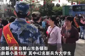 腼腆又自豪！哥哥新兵入伍，妹妹躲在身后不舍相送……图片
