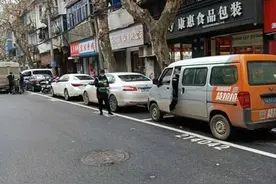 路边公共停车泊位被商户包月租赁？回应来了图片