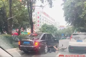 什么情况？南宁一共享电动车与劳斯莱斯相撞，骑手躺在地上看手机图片