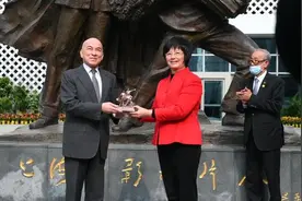 柬埔寨国王西哈莫尼率团访沪，延续中柬两国友好情谊视频封面