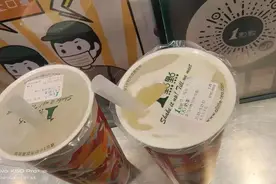 一点点奶茶里喝出一厘米长黑虫，顾客当场狂吐图片