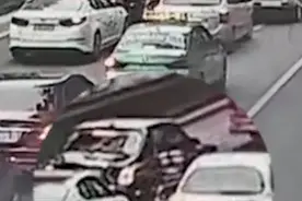 南宁电动车夹缝中撞上劳斯莱斯，车主倒地？交警回应图片