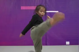 7岁女孩展现超强武术天赋：想像张伟丽一样厉害视频封面