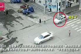 天啊！司机不在车动了，后排还有大人孩子……图片