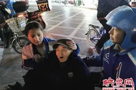 淮滨一中学生扶起摔倒老人图片