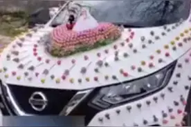 用1314根棒棒糖装饰婚车，新娘还没下车就被抢完了，网友：新娘还在就行图片