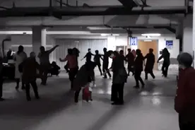 地下车库被“占了”！业主怒了，阿姨们却很委屈图片