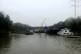 杭州城东桥水域一艘废土船沉没，目前正在施救图片