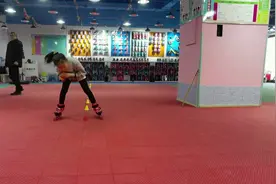 与轮共舞 花式轮滑女孩享受“飞翔”的感觉图片