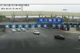 孕妇路边不适一番狂吐，环卫工的举动很暖心图片