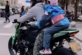 点击量1300000000！浙江一爸爸骑摩托车带娃发抖音，被网友举报图片