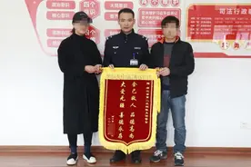 西湖边救人黑衣男子后续：落水男孩跟着同学妈妈一起去西湖边“打卡”，可能去摸杨柳枝掉下了水图片