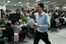 拼多多用户数超阿里成行业第一，80后黄峥带着4500亿财富要“退休”？图片
