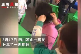 幼儿园里小男孩帮小女孩扎头发，手法娴熟看呆老师，网友点赞小暖男图片