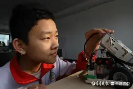 “科技”少年李浩然 与机器人共舞图片