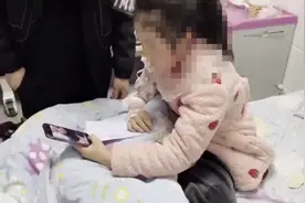 “老师上门救下祖孙3人”后续｜老师“探望”住院学生，视频对话暖到让人融化图片
