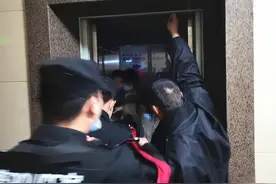 三人被困电梯，还有孩童！菏泽民警连爬17楼成功解救图片