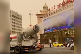 内蒙古多地出动雾炮车降尘，网友：“大型空气净化器”出战视频封面