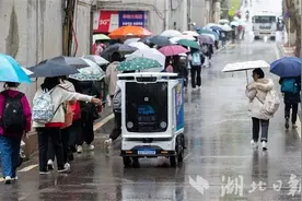 智能物流机器人走进武汉校园图片