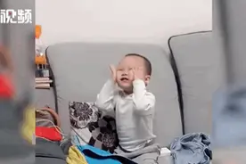 超逗趣！深圳宝宝偷涂家中护肤品，网友：动作比妈妈还熟练图片