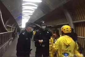 深圳女子患抑郁冲天桥要轻生，一名女外卖员及时发现紧紧抱住图片