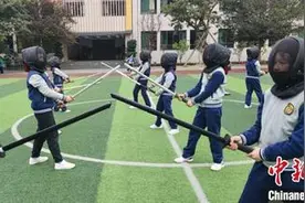 让学生变强健“武侠”成都一小学教五行刀法火爆走红图片