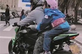 爸爸骑摩托车接10岁女儿放学 妈妈在一旁拍抖音！结果被交警盯上了……图片