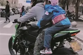 爸爸骑摩托车接10岁女儿放学 妈妈在一旁拍抖音！结果被交警盯上了……图片