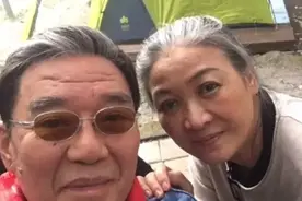 68岁李立群与妻子出游恩爱十足 二人穿着朴素头发均已花白图片