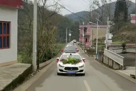 新郎捡大白菜装饰婚车，贵州一接亲车队亮了！网友：回家就可以吃火锅图片