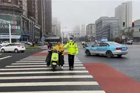 哭笑不得！长沙一外卖小哥不戴头盔被拦，回答“早上刚做了发型”图片