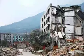 13年前地震中被解放军救下的小男孩，做出了这个选择……图片