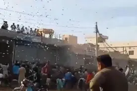 巴基斯坦一新郎在婚礼上撒钱 宾客一拥而上场面混乱图片