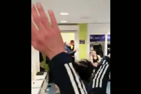 穆帅赛后前往对手更衣室祝贺图片