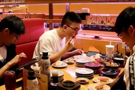 “鲑鱼之乱”展现“台湾人丑陋嘴脸”店员怒斥：没砸酒瓶算客气图片