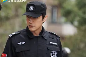 胡歌客串高圆圆新剧《完美伴侣》，身穿保安制服出镜图片