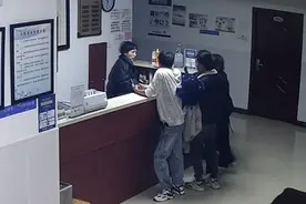 杭州一女子和三男子进酒店，突然大喊：“你不弄死我，我就弄死你……”图片