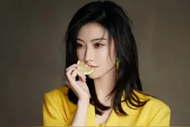 景甜穿柠檬黄套装拍写真 一双白腿长到没朋友图片