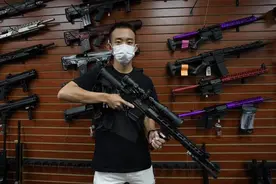 美媒：仇恨犯罪和骚乱事件频发，美国亚裔纷纷买枪自卫图片
