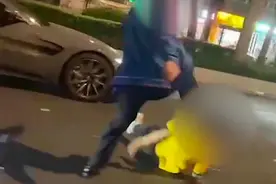 广州外卖小哥被当街殴打原因：系其随地吐痰所致，打人男子被拘留视频封面