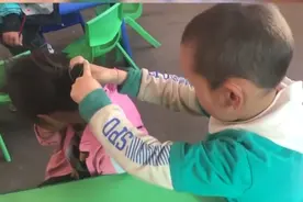 幼儿园男孩帮女同学扎丸子头，手法娴熟，网友：小暖男图片