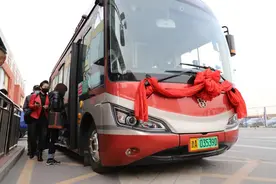 天津公交更换40余辆新型中巴车图片