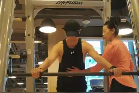 韩庚晒健身照 身穿黑色背心肌肉线条明显图片