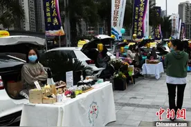 重庆：汽车后备箱集市开市 创意手工制品受青睐图片