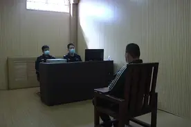 85秒｜工作压力大 7瓶啤酒下肚男子踩坏别人车顶 被刑拘图片