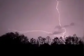 美国部分地区遭遇闪电袭击 现场视频走红网络图片