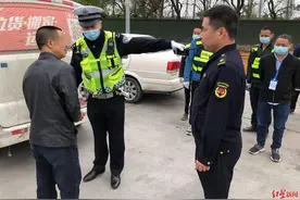 成都加强脏车出入城整治 这辆货车太脏被罚200元图片