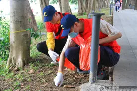 广西中烟南宁卷烟厂两车间联合开展学雷锋志愿服务活动图片