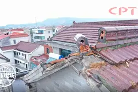 一居民楼被雷击，这里劈裂了图片