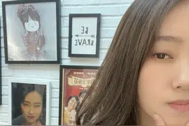 喜剧人实锤！张小斐晒半脸自拍照 身后的照片却更吸睛图片